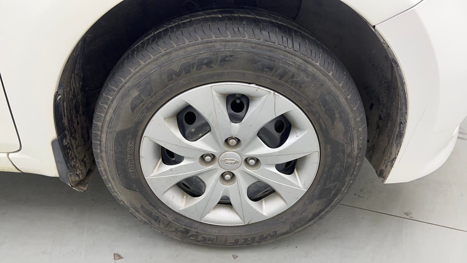 Used 2017 Hyundai Elite i20 Sportz 1.2 Petrol Manual tyres RIGHT FRONT TYRE RIM VIEW