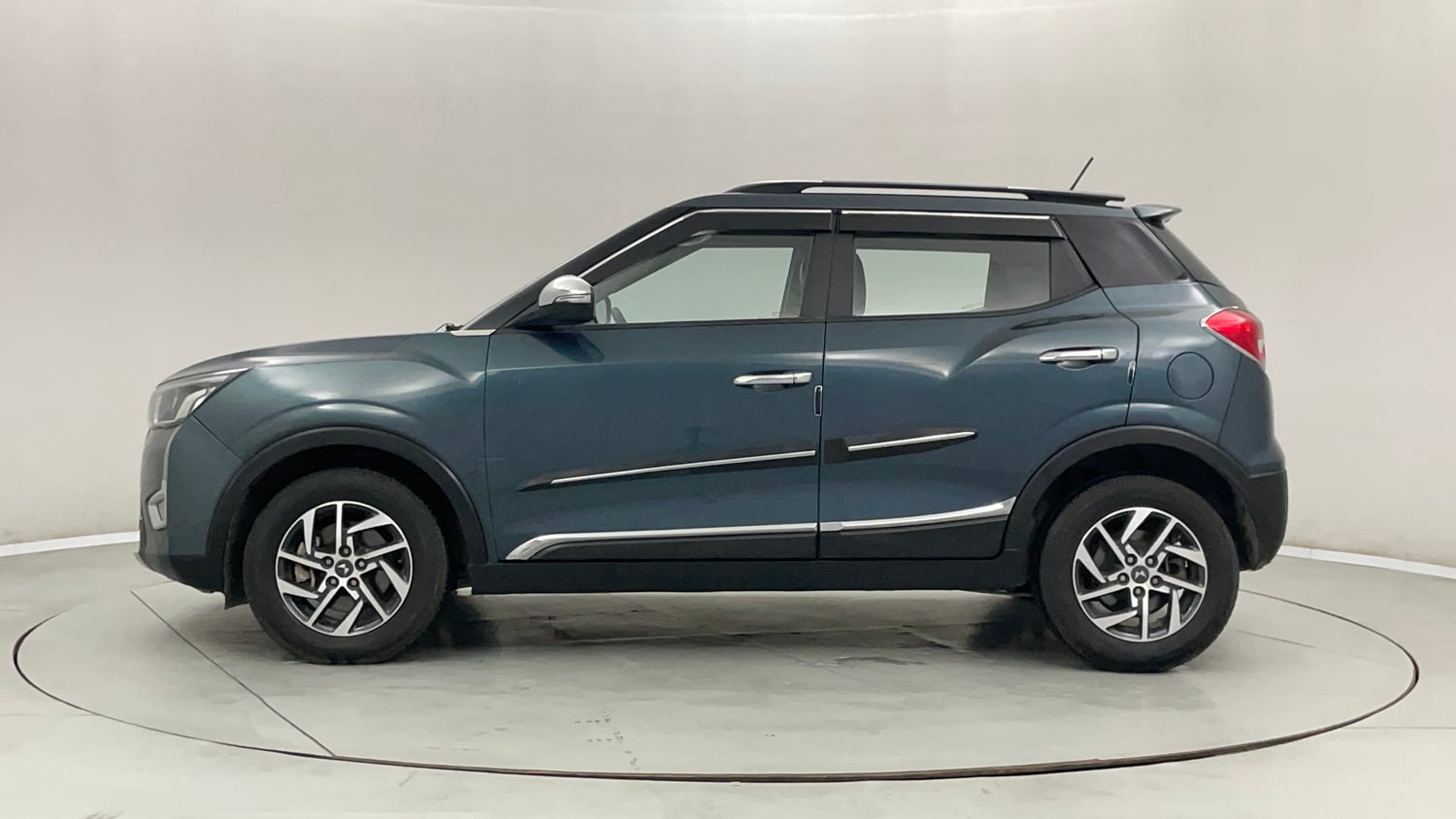 Used 2023 Mahindra XUV 300 W8 (O) 1.5 Diesel AMT Diesel Automatic exterior LEFT SIDE VIEW