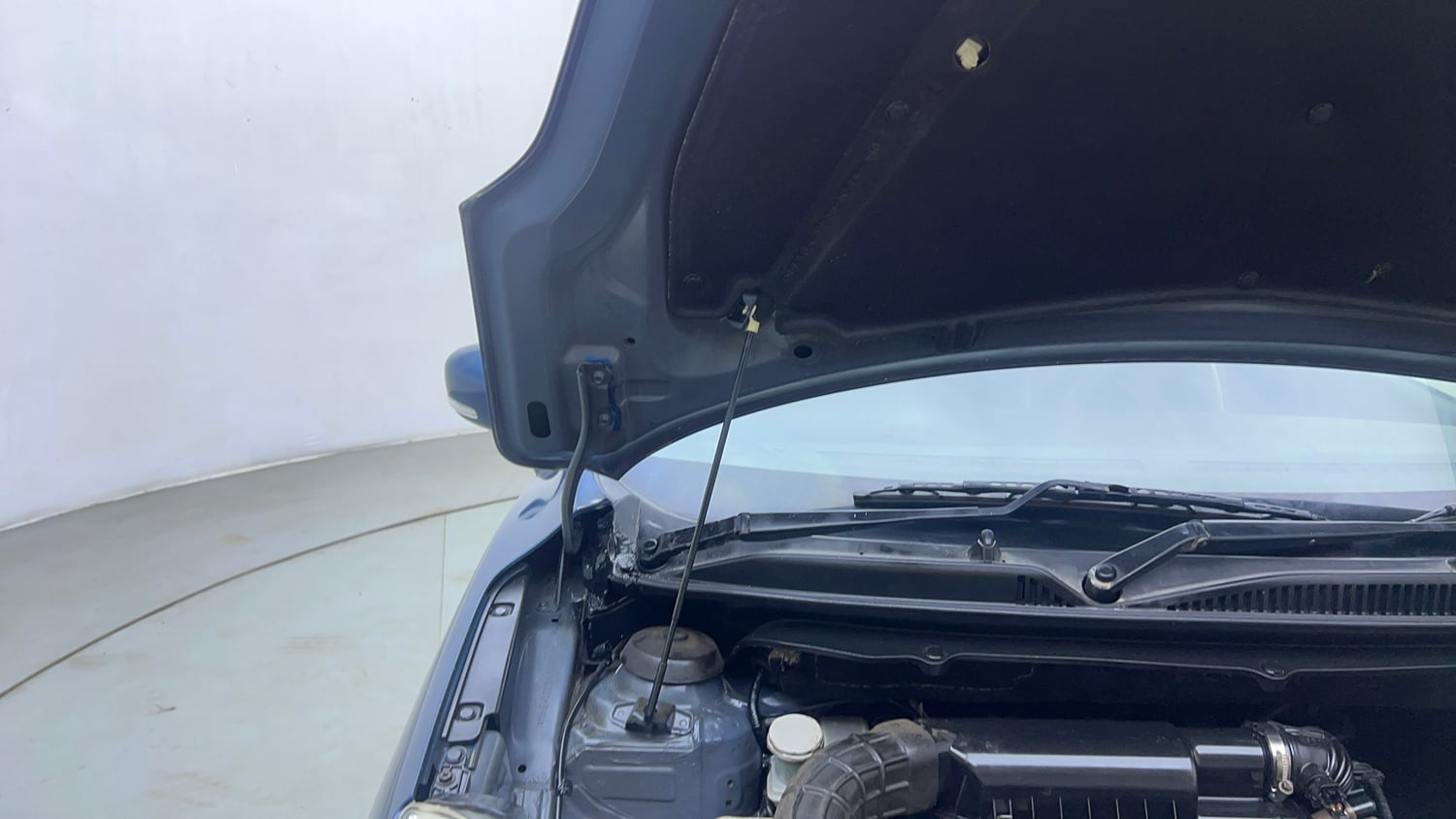 Used 2017 Maruti Suzuki Baleno Delta 1.2 Petrol Manual engine ENGINE RIGHT SIDE HINGE & APRON VIEW