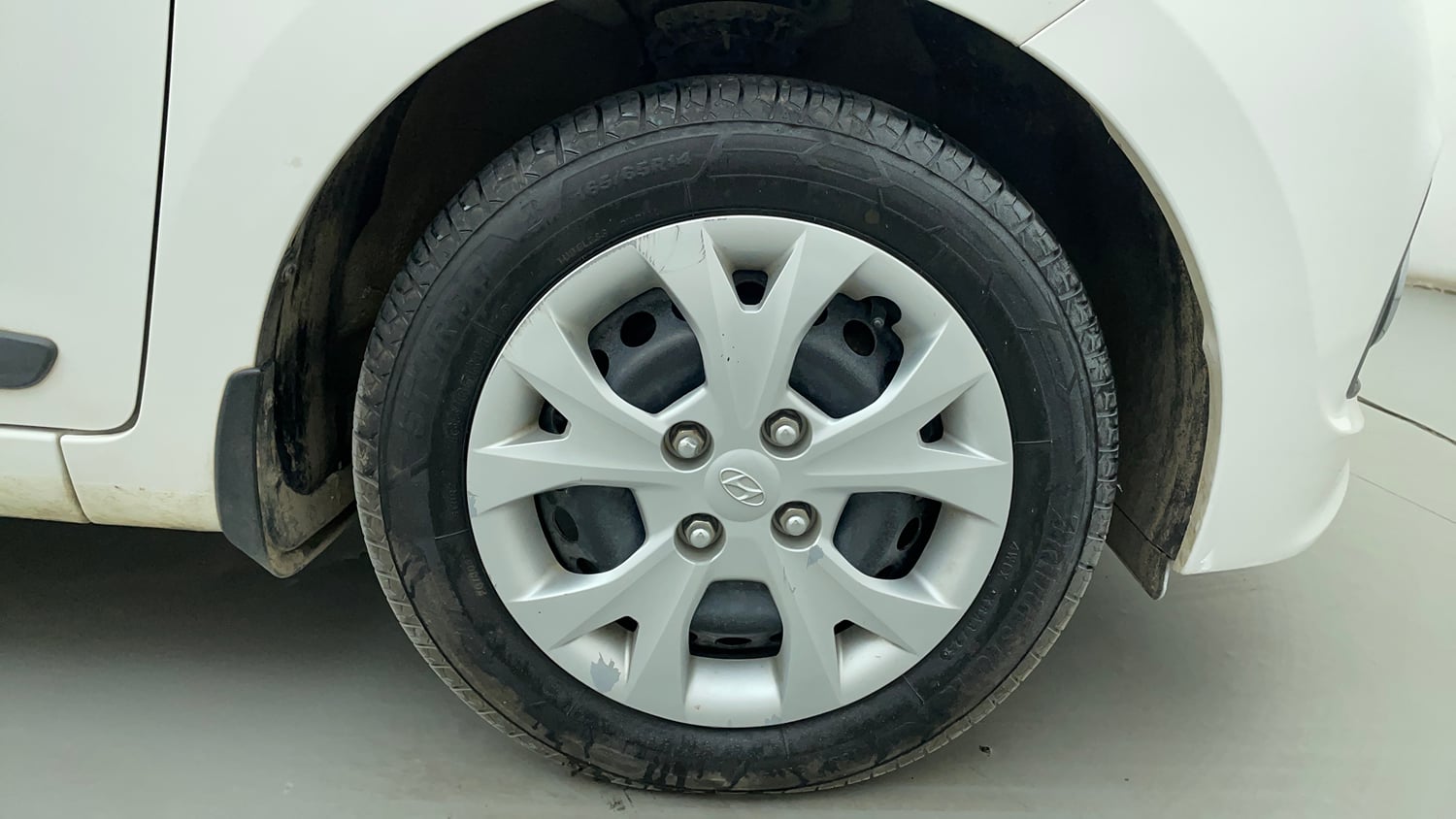 Used 2015 Hyundai Grand i10 Sportz 1.2 Kappa VTVT Petrol Manual tyres RIGHT FRONT TYRE RIM VIEW