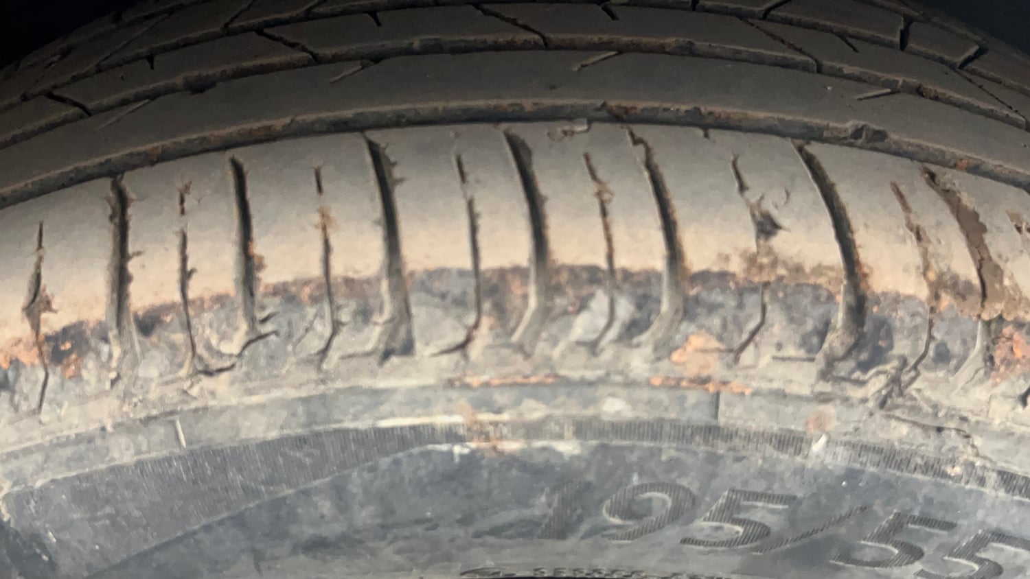 Used 2024 Hyundai New i20 Asta (O) 1.2 IVT Petrol Automatic tyres LEFT FRONT TYRE TREAD VIEW
