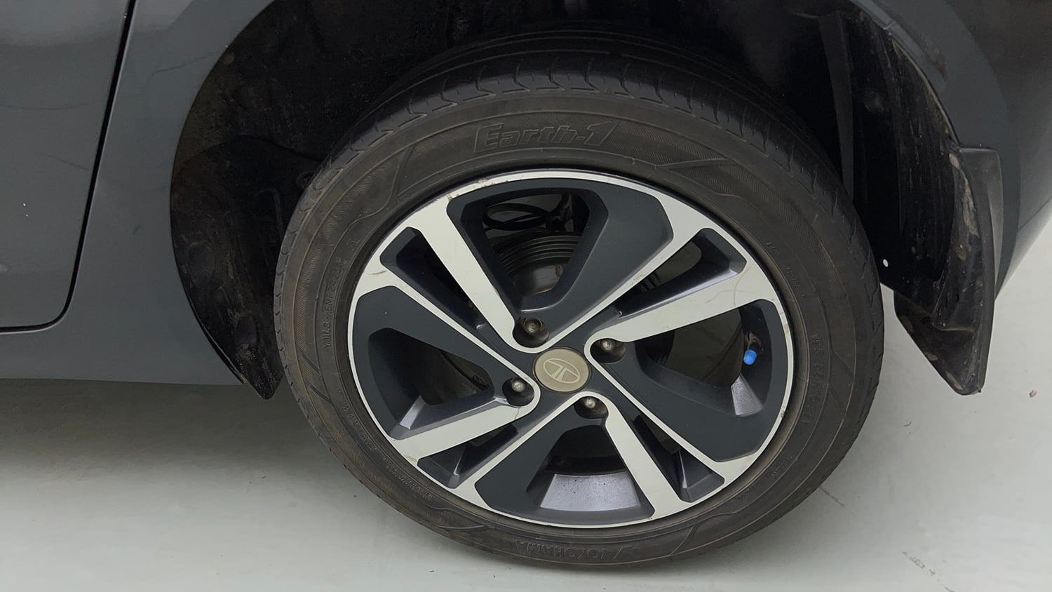 Used 2020 Tata Altroz XZ Petrol Petrol Manual tyres LEFT REAR TYRE RIM VIEW