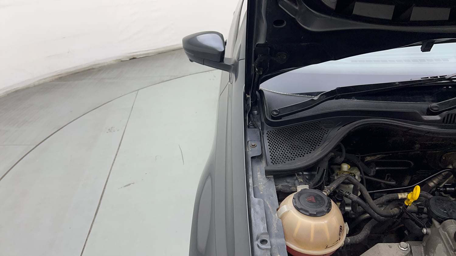 Used 2018 Volkswagen Polo Trendline 1.2L (P) Petrol Manual engine ENGINE RIGHT SIDE HINGE & APRON VIEW