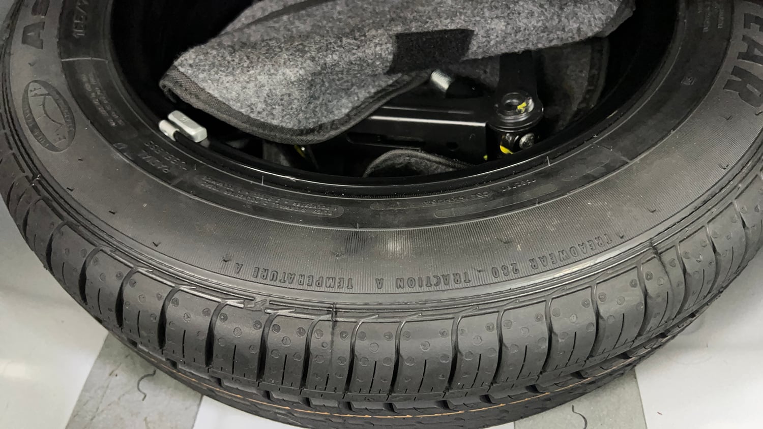 Used 2025 Hyundai Aura SX 1.2 CNG Cng Manual tyres SPARE TYRE VIEW