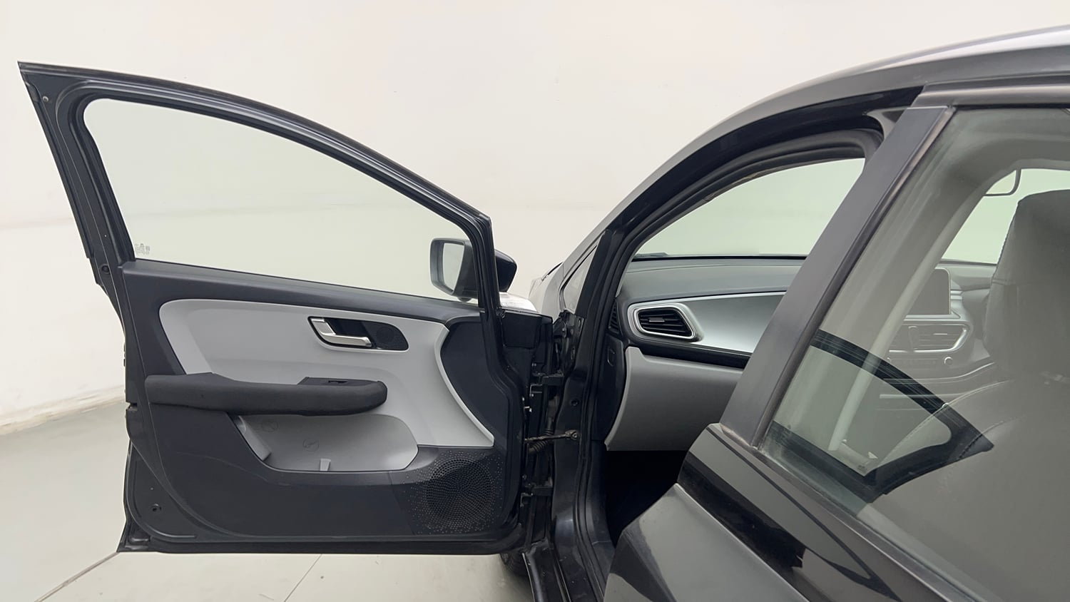 Used 2020 Tata Altroz XZ Petrol Petrol Manual interior LEFT FRONT DOOR OPEN VIEW