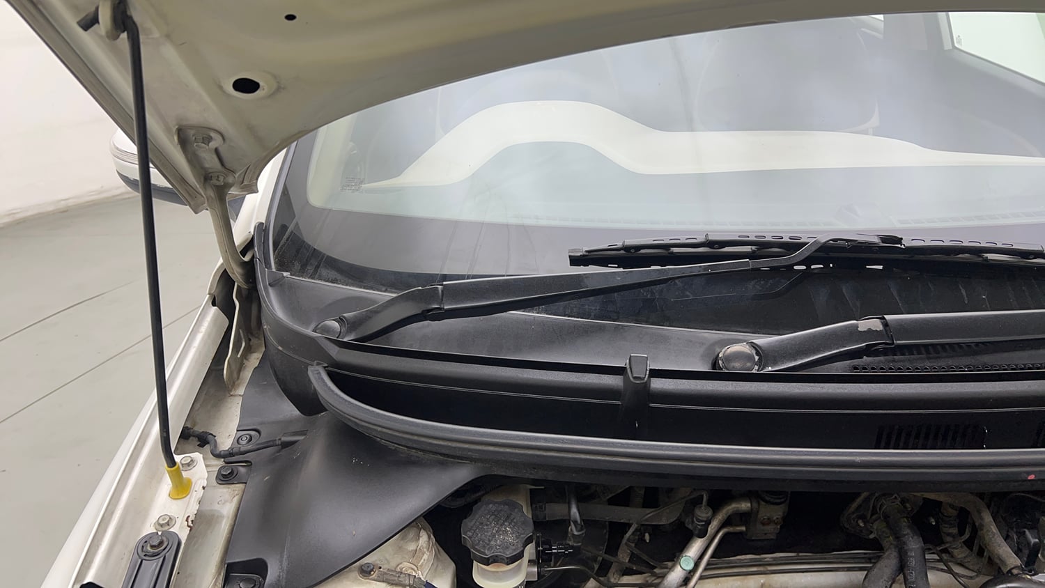 Used 2017 Hyundai Elite i20 Sportz 1.2 Petrol Manual engine ENGINE RIGHT SIDE HINGE & APRON VIEW