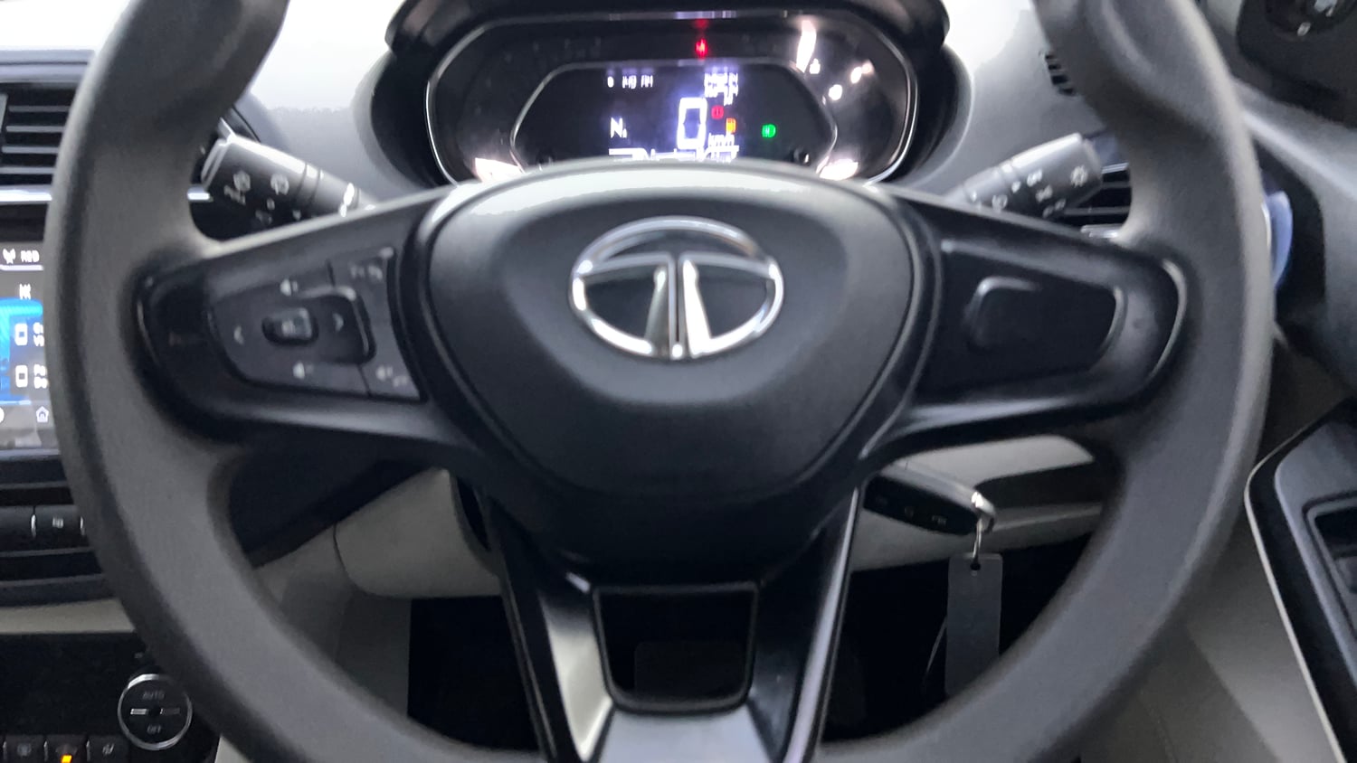 Used 2023 Tata Tiago XZA Plus Petrol Automatic top_features Airbags