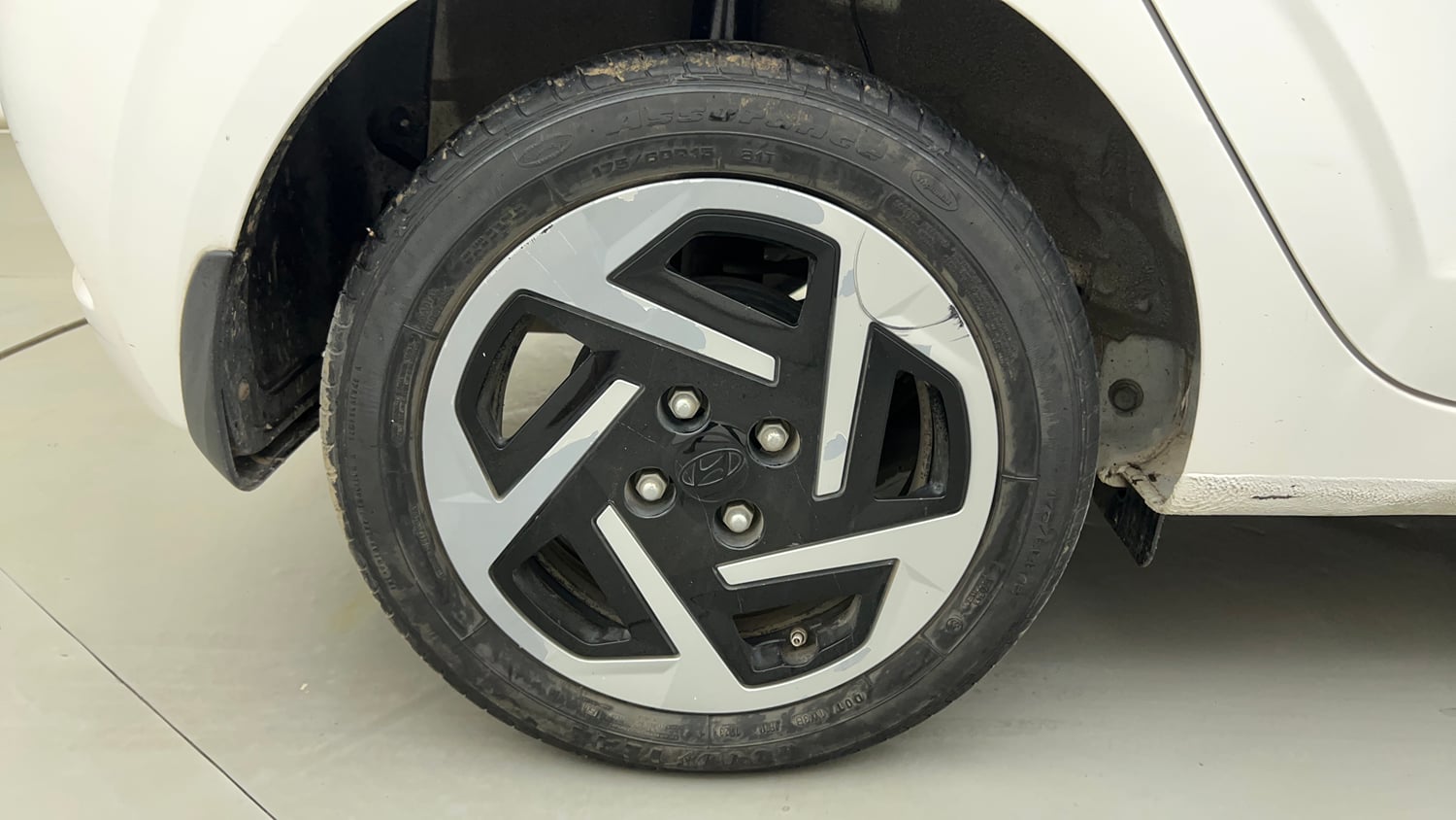Used 2023 Hyundai Grand i10 Nios Sportz 1.2 Kappa VTVT CNG Cng Manual tyres RIGHT REAR TYRE RIM VIEW