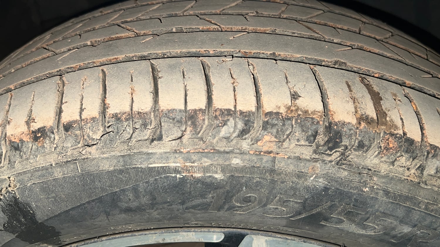 Used 2024 Hyundai New i20 Asta (O) 1.2 IVT Petrol Automatic tyres RIGHT FRONT TYRE TREAD VIEW