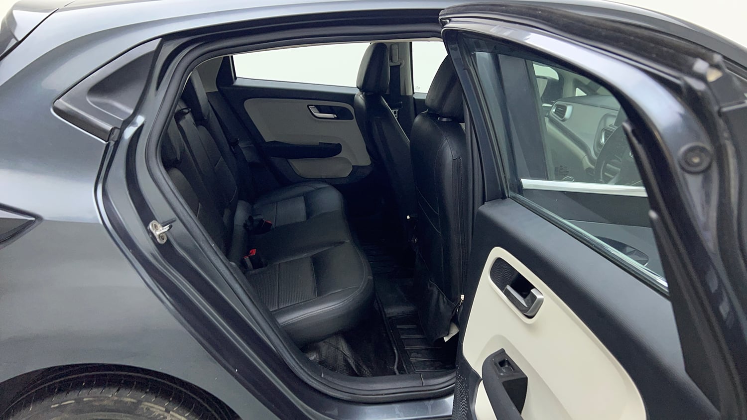 Used 2021 Tata Altroz XZ Petrol Petrol Manual interior RIGHT SIDE REAR DOOR CABIN VIEW