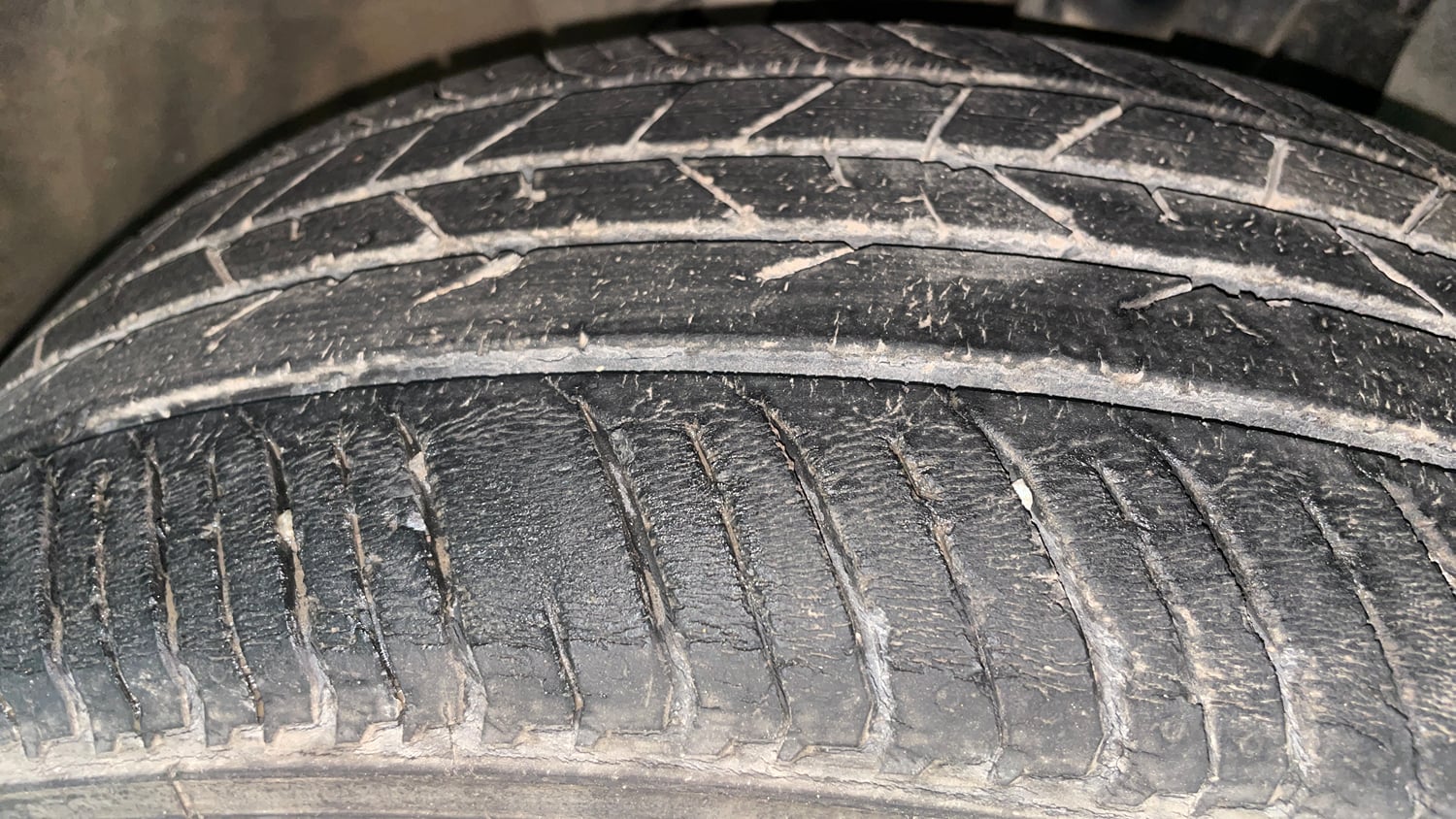 Used 2022 Nissan Magnite XV Executive Petrol Manual tyres RIGHT FRONT TYRE TREAD VIEW