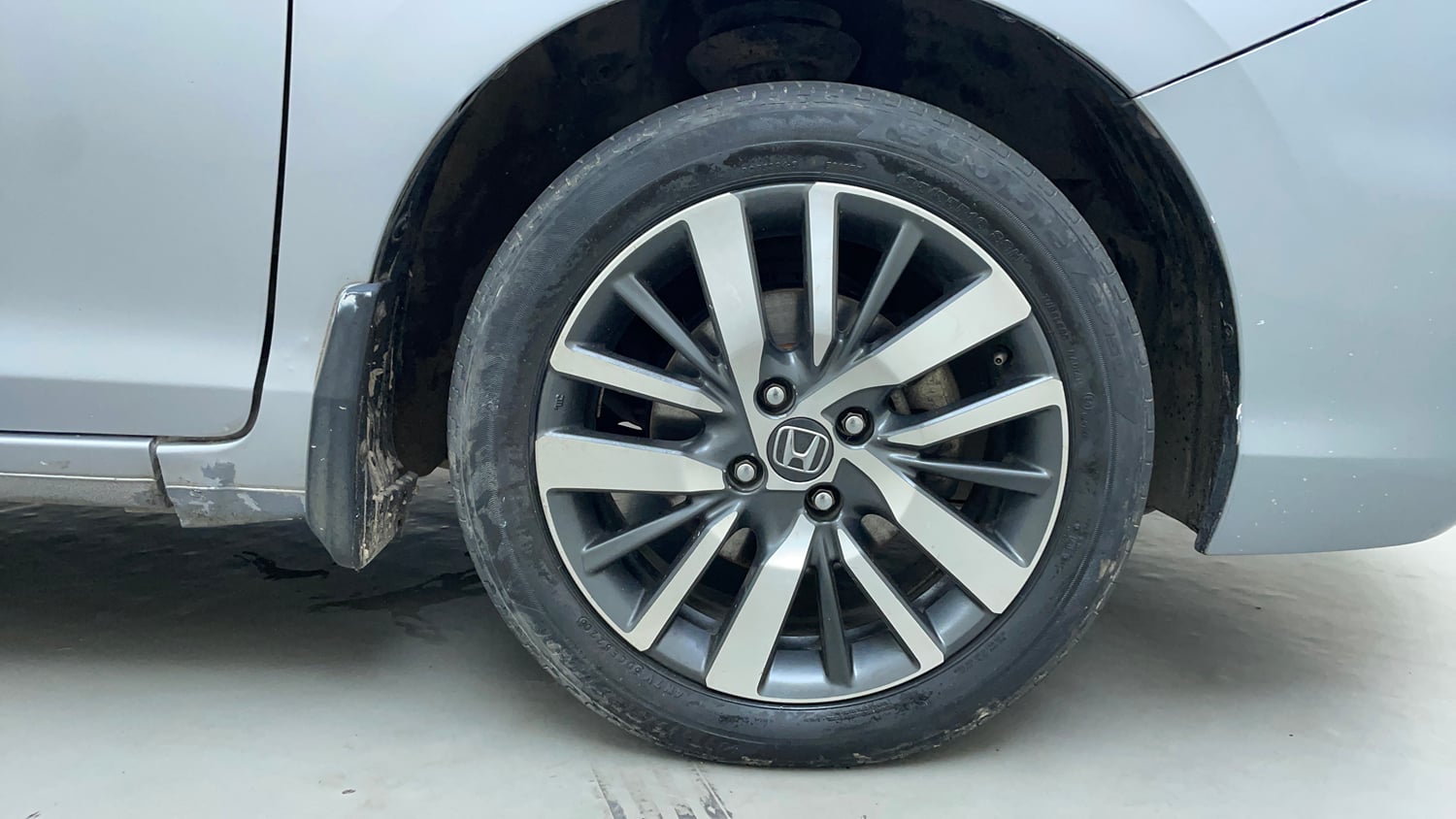 Used 2021 Honda City ZX CVT Petrol Petrol Automatic tyres RIGHT FRONT TYRE RIM VIEW