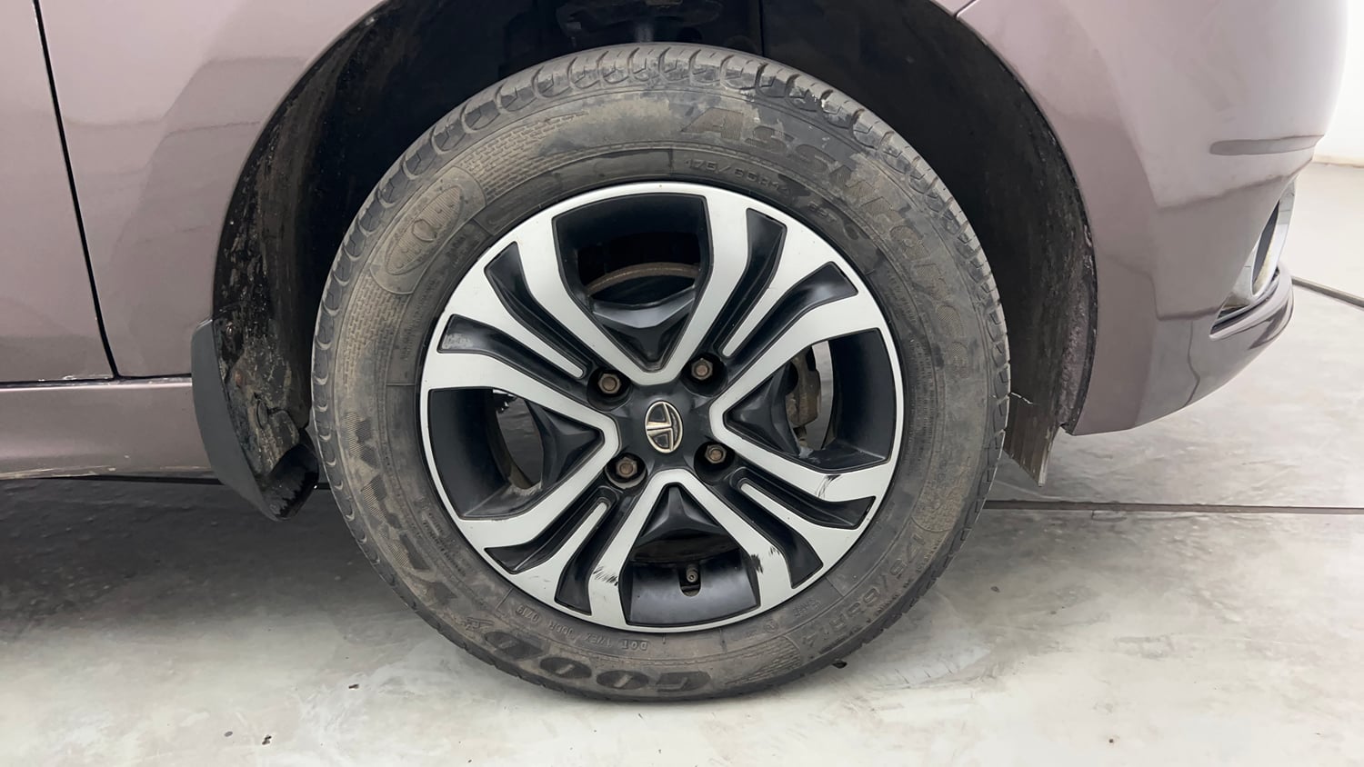 Used 2019 Tata Tiago Revotron XZ Petrol Manual tyres RIGHT FRONT TYRE RIM VIEW