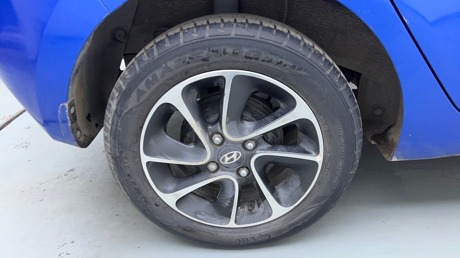 Used 2018 Hyundai Grand i10 Sportz AT 1.2 Kappa VTVT Petrol Automatic tyres RIGHT REAR TYRE RIM VIEW