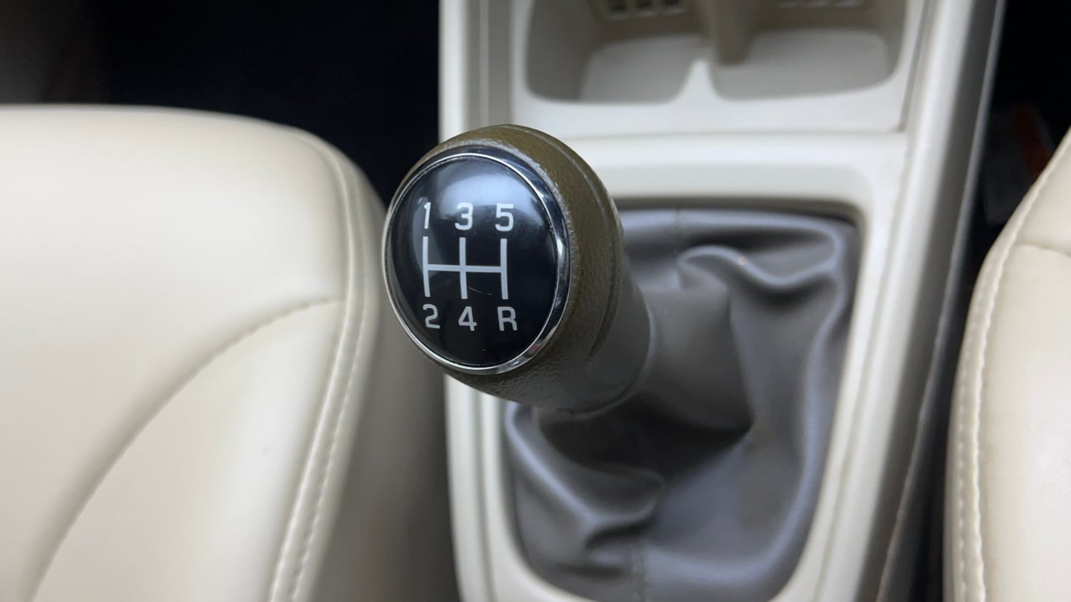 Used 2023 Maruti Suzuki Ertiga ZXi Plus Petrol Manual interior GEAR  KNOB VIEW
