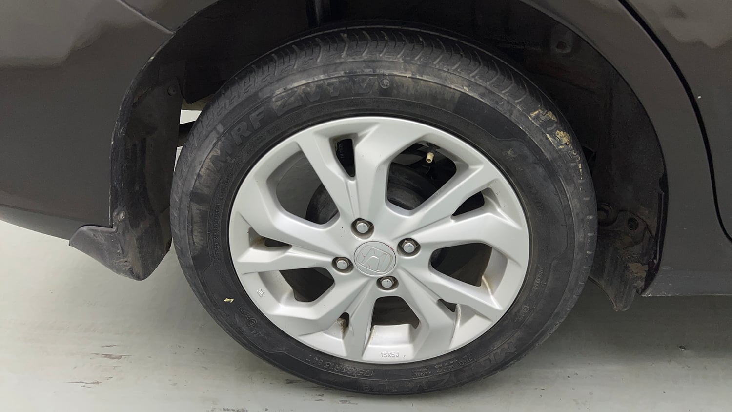 Used 2019 Honda Amaze 1.2 V CVT Petrol Petrol Automatic tyres RIGHT REAR TYRE RIM VIEW