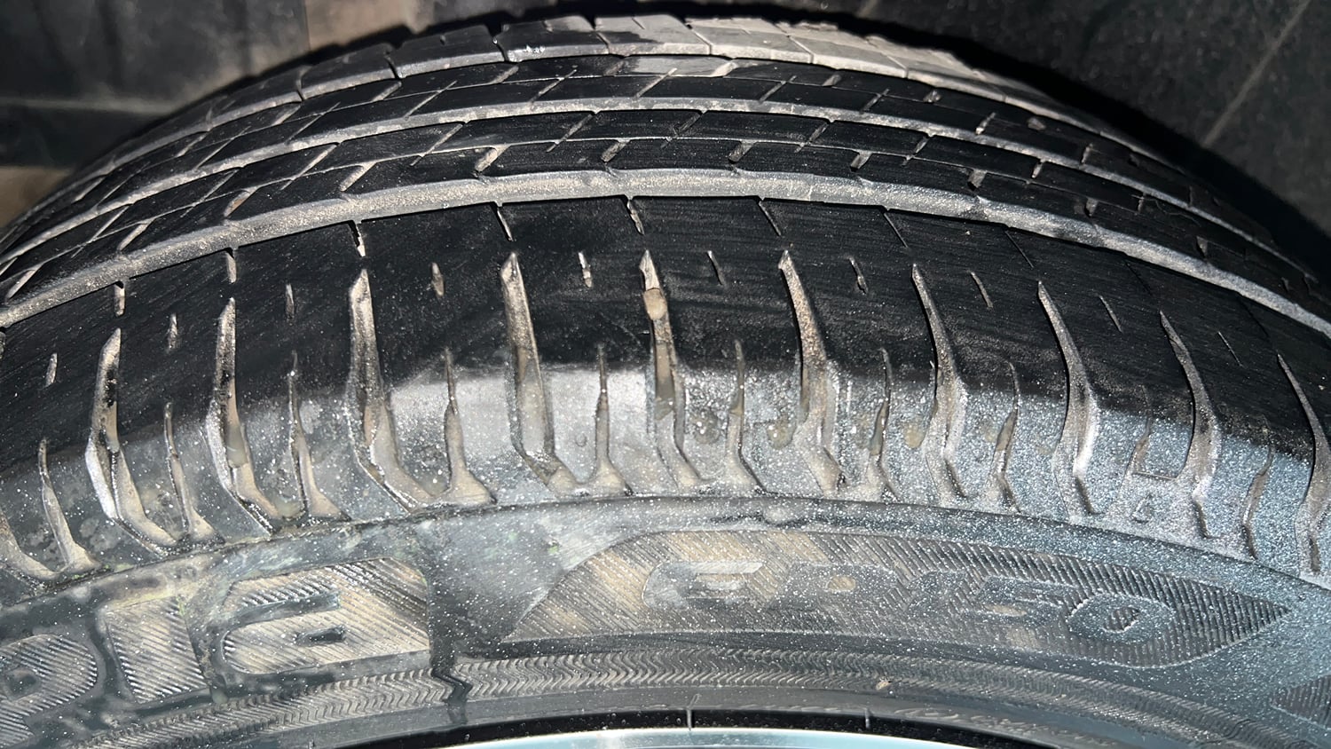 Used 2023 Maruti Suzuki Ertiga ZXi Plus Petrol Manual tyres RIGHT REAR TYRE TREAD VIEW
