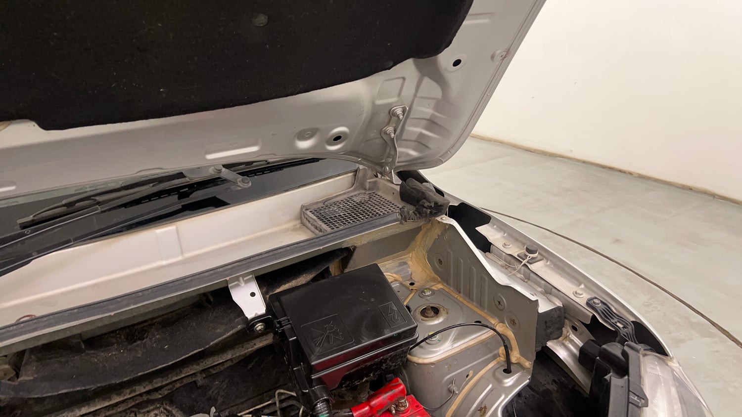 Used 2022 Renault Kwid RXL (O) 1.0 Petrol Manual engine ENGINE LEFT SIDE HINGE & APRON VIEW