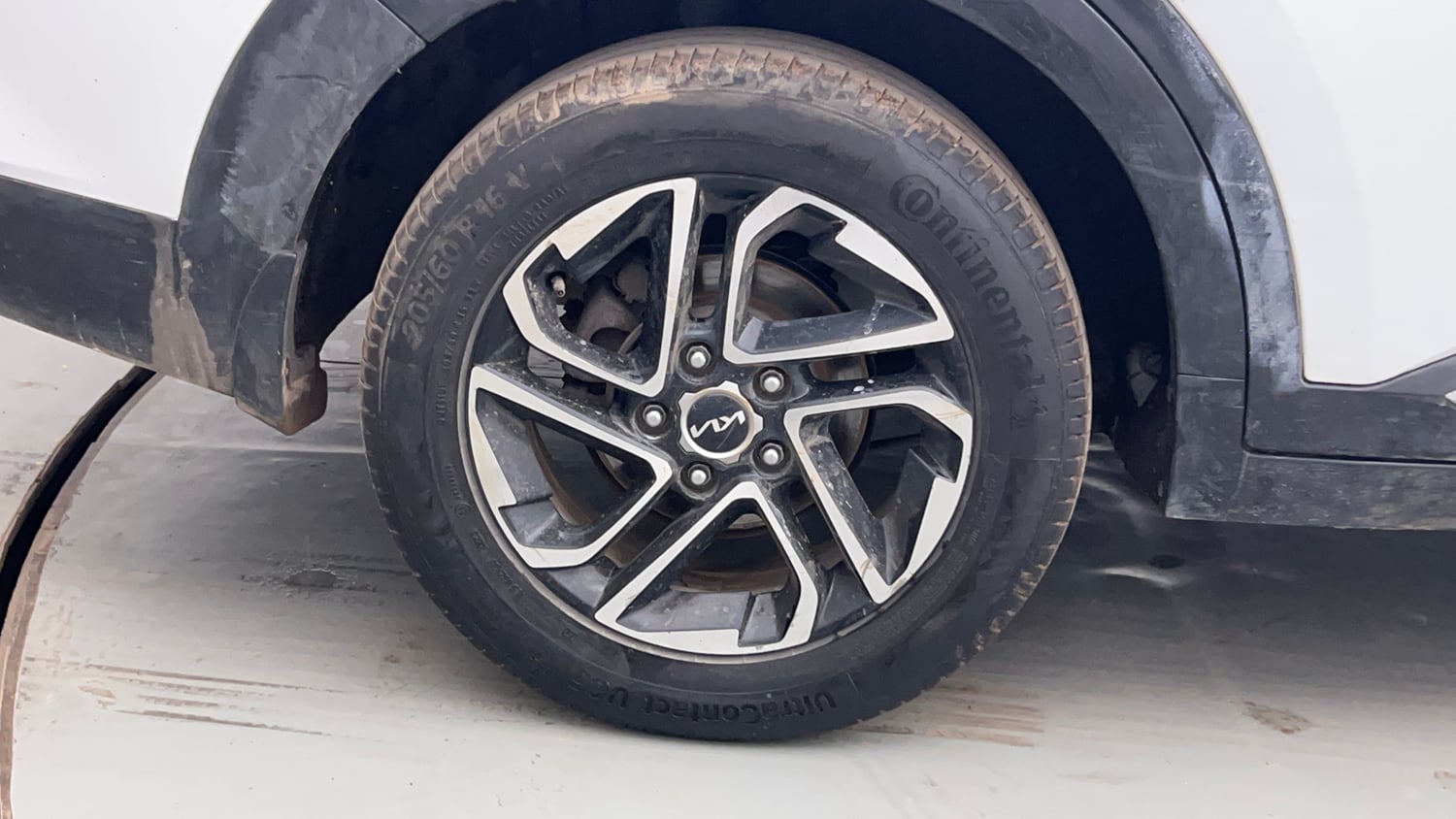 Used 2022 Kia Carens Luxury 1.4 Petrol 7 STR Petrol Manual tyres RIGHT REAR TYRE RIM VIEW