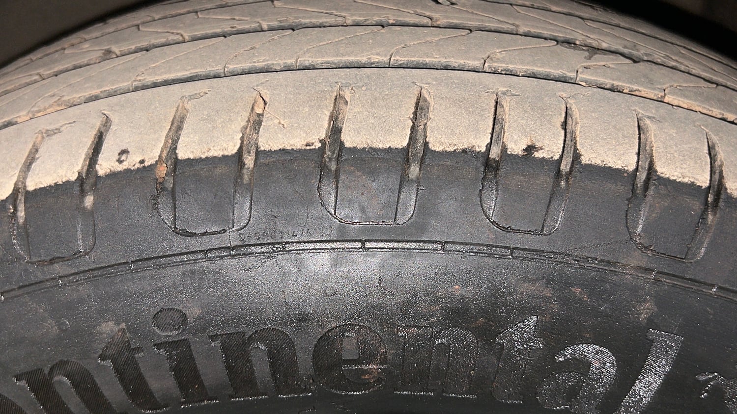 Used 2022 Kia Carens Luxury 1.4 Petrol 7 STR Petrol Manual tyres LEFT FRONT TYRE TREAD VIEW