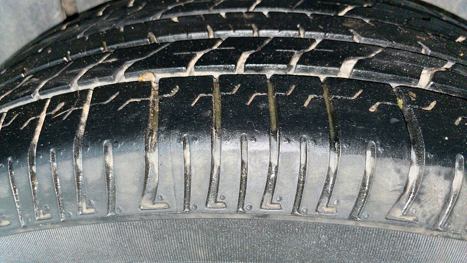 Used 2023 Mahindra XUV 300 W8 (O) 1.5 Diesel AMT Diesel Automatic tyres LEFT REAR TYRE TREAD VIEW