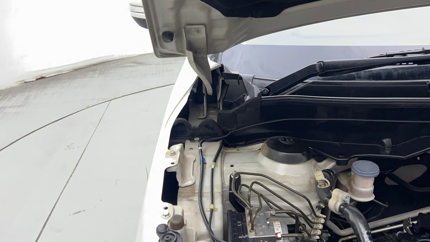 Used 2023 Maruti Suzuki Brezza ZXi Plus AT Petrol Automatic engine ENGINE RIGHT SIDE HINGE & APRON VIEW