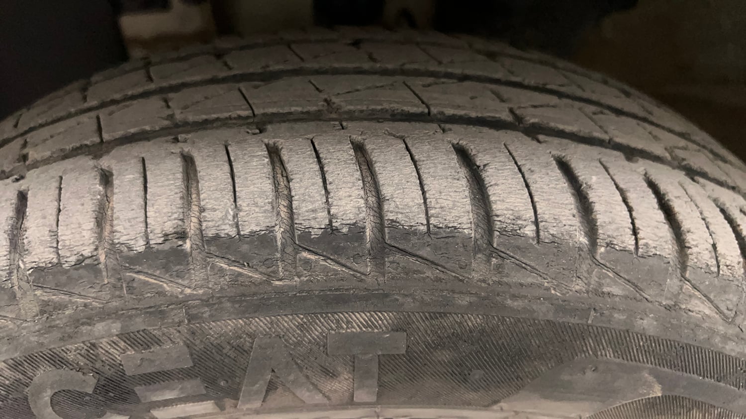 Used 2022 Renault Kwid RXL (O) 1.0 Petrol Manual tyres LEFT FRONT TYRE TREAD VIEW