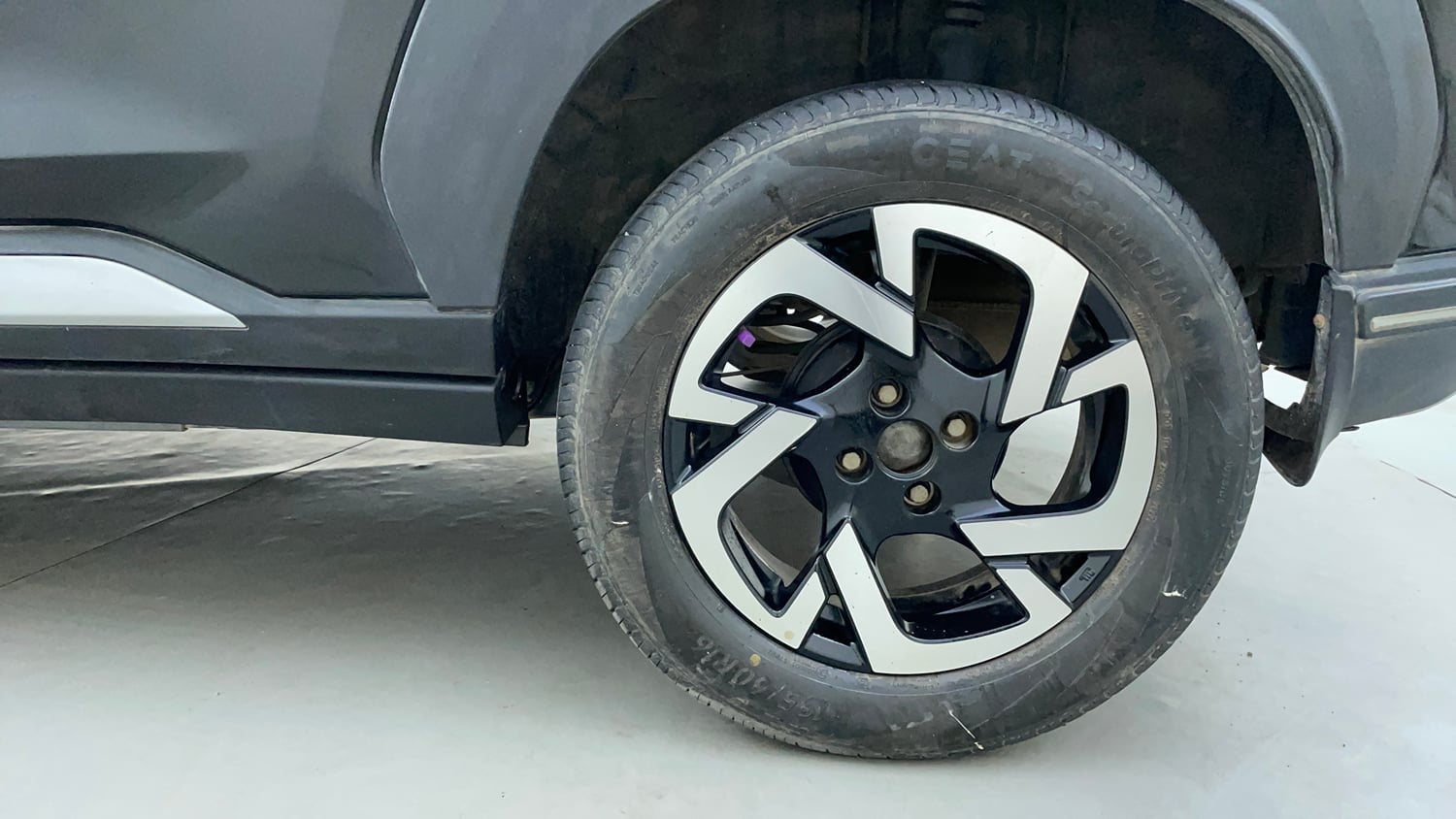 Used 2022 Nissan Magnite XV Executive Petrol Manual tyres LEFT REAR TYRE RIM VIEW