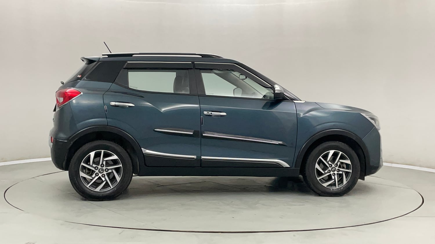 Used 2023 Mahindra XUV 300 W8 (O) 1.5 Diesel AMT Diesel Automatic exterior RIGHT SIDE VIEW