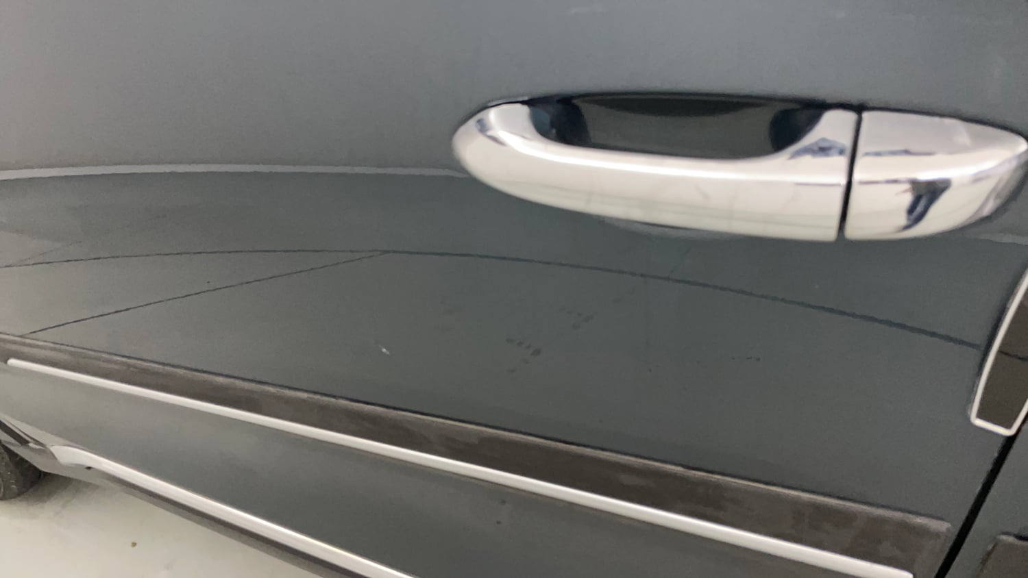 Used 2023 Mahindra XUV 300 W8 (O) 1.5 Diesel AMT Diesel Automatic dents MINOR SCRATCH