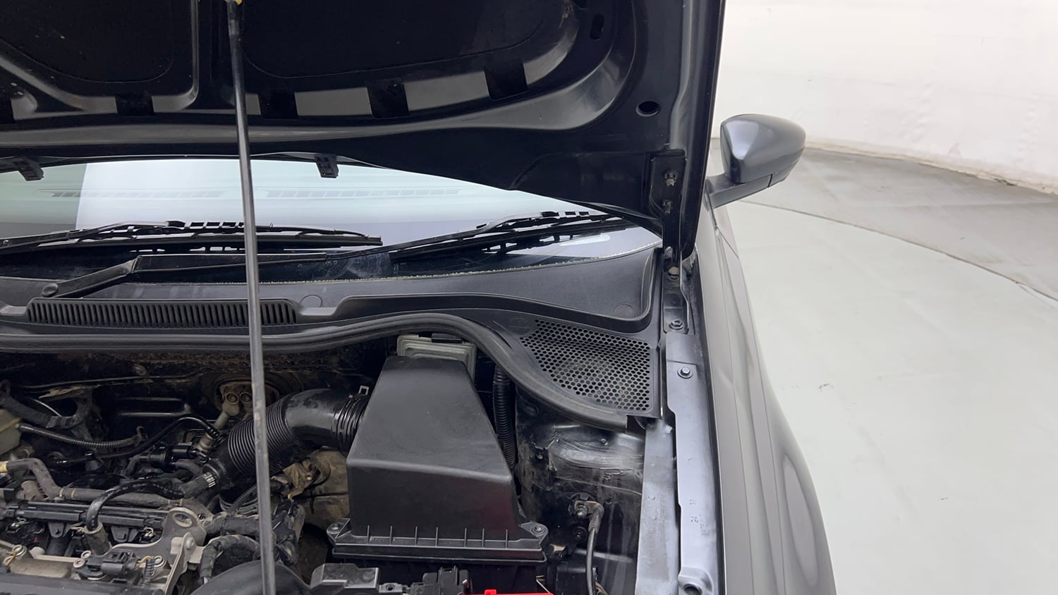 Used 2018 Volkswagen Polo Trendline 1.2L (P) Petrol Manual engine ENGINE LEFT SIDE HINGE & APRON VIEW