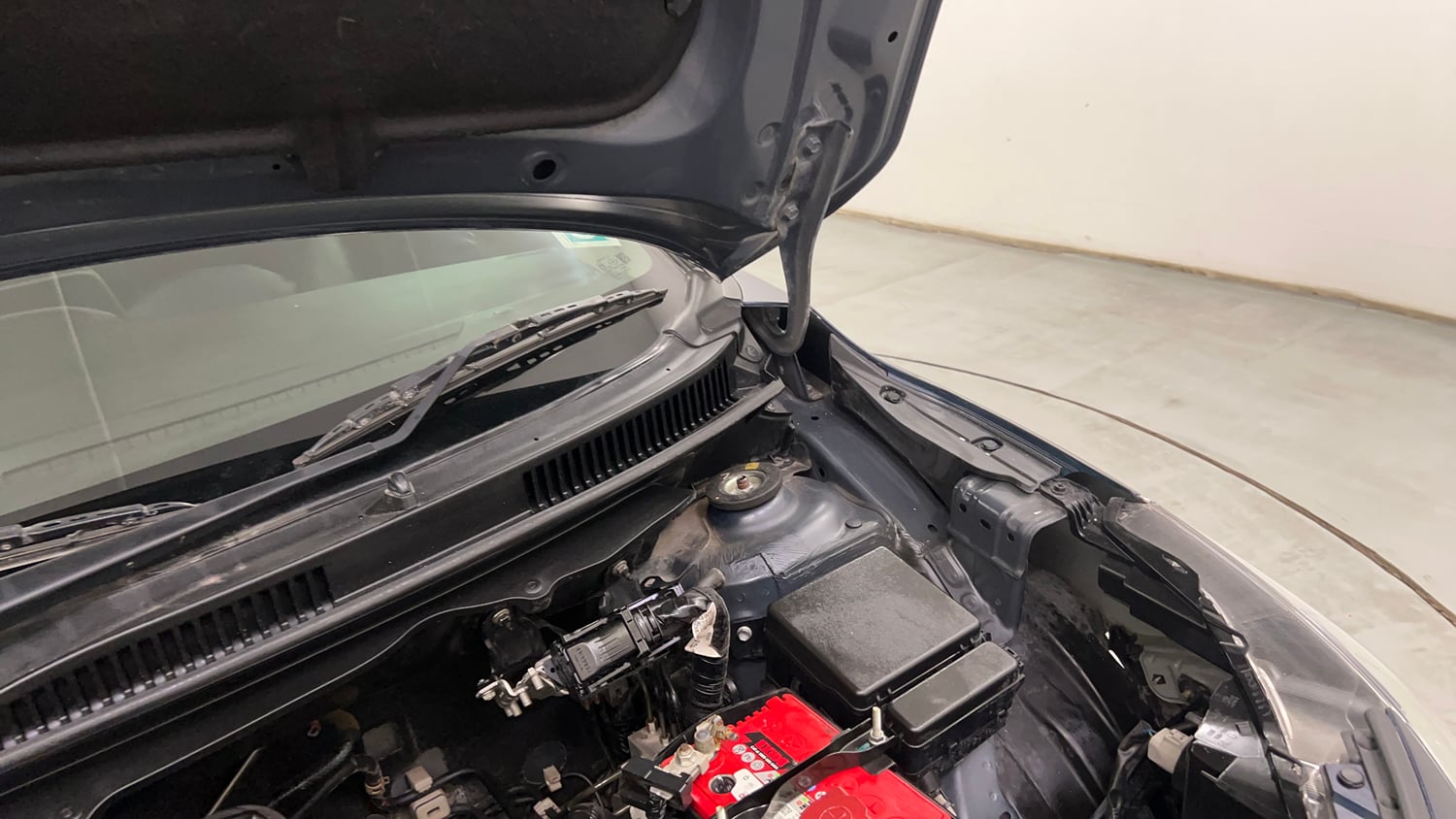 Used 2022 Maruti Suzuki Baleno Alpha MT Petrol Manual engine ENGINE LEFT SIDE HINGE & APRON VIEW