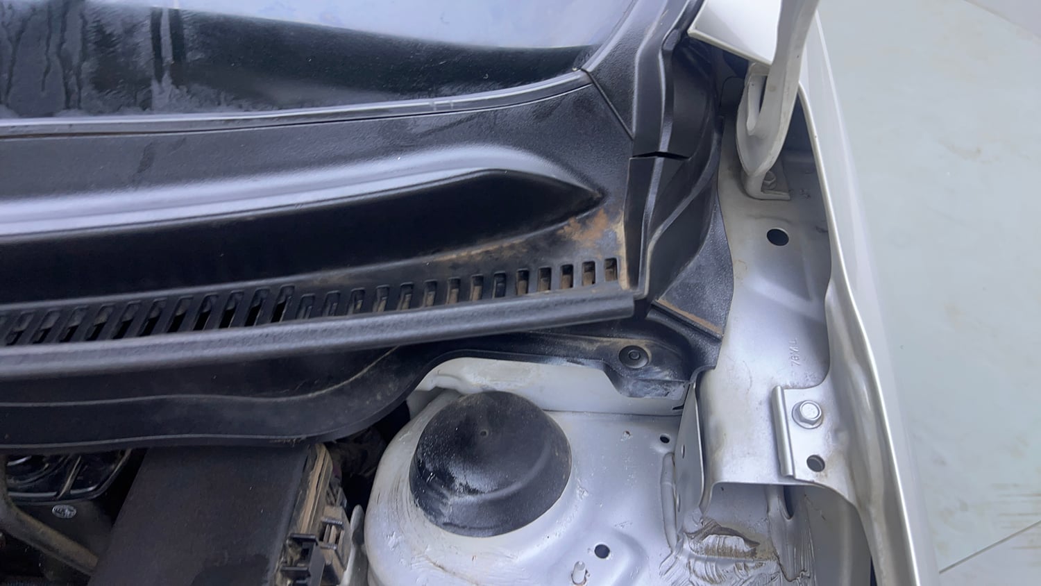 Used 2017 Maruti Suzuki Celerio ZXI (O) AMT Petrol Automatic engine ENGINE LEFT SIDE HINGE & APRON VIEW