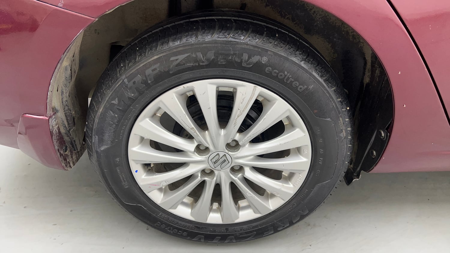 Used 2015 Maruti Suzuki Ciaz ZXi  AT Petrol Automatic tyres RIGHT REAR TYRE RIM VIEW