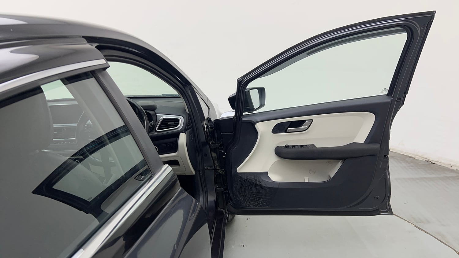 Used 2021 Tata Altroz XZ Petrol Petrol Manual interior RIGHT FRONT DOOR OPEN VIEW