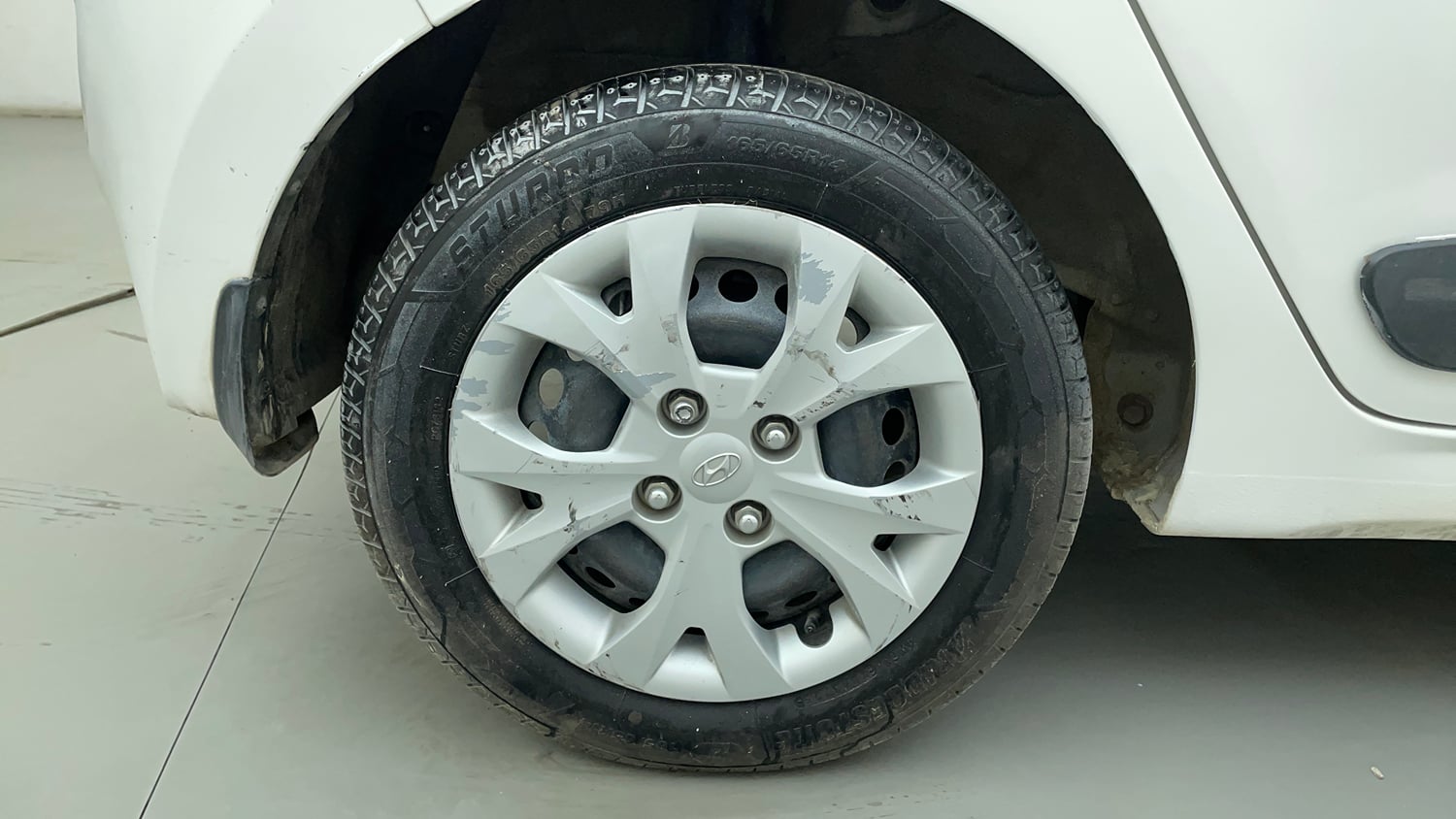 Used 2015 Hyundai Grand i10 Sportz 1.2 Kappa VTVT Petrol Manual tyres RIGHT REAR TYRE RIM VIEW
