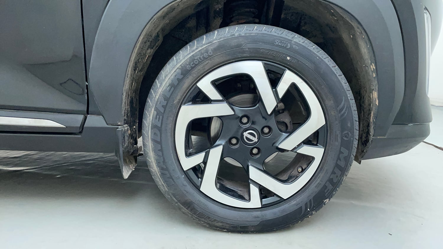 Used 2022 Nissan Magnite XV Premium Turbo CVT Petrol Automatic tyres RIGHT FRONT TYRE RIM VIEW