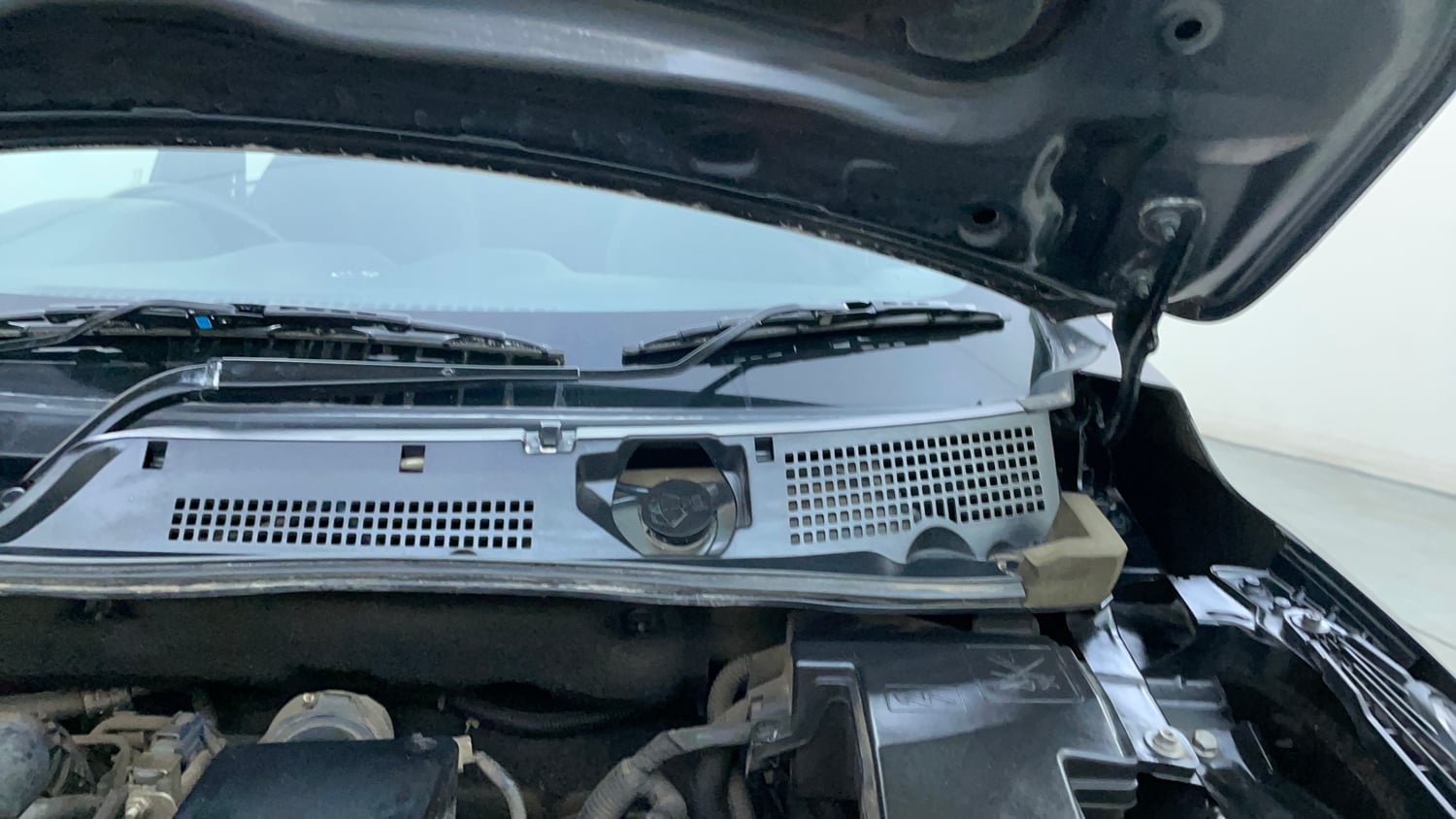 Used 2022 Nissan Magnite XV Premium Turbo CVT Petrol Automatic engine ENGINE LEFT SIDE HINGE & APRON VIEW