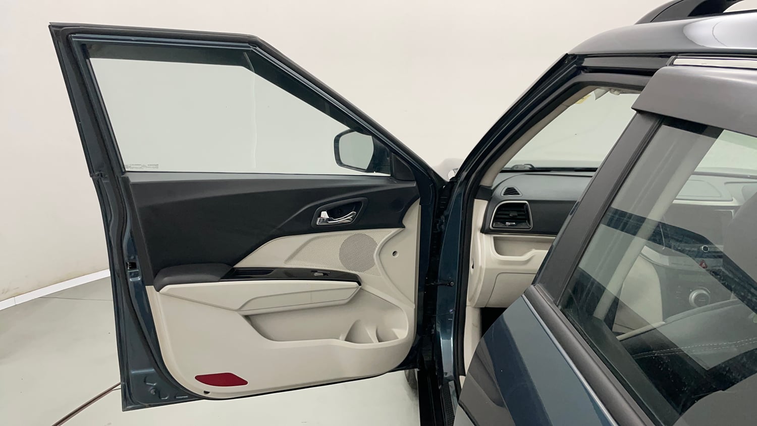 Used 2023 Mahindra XUV 300 W8 (O) 1.5 Diesel AMT Diesel Automatic interior LEFT FRONT DOOR OPEN VIEW