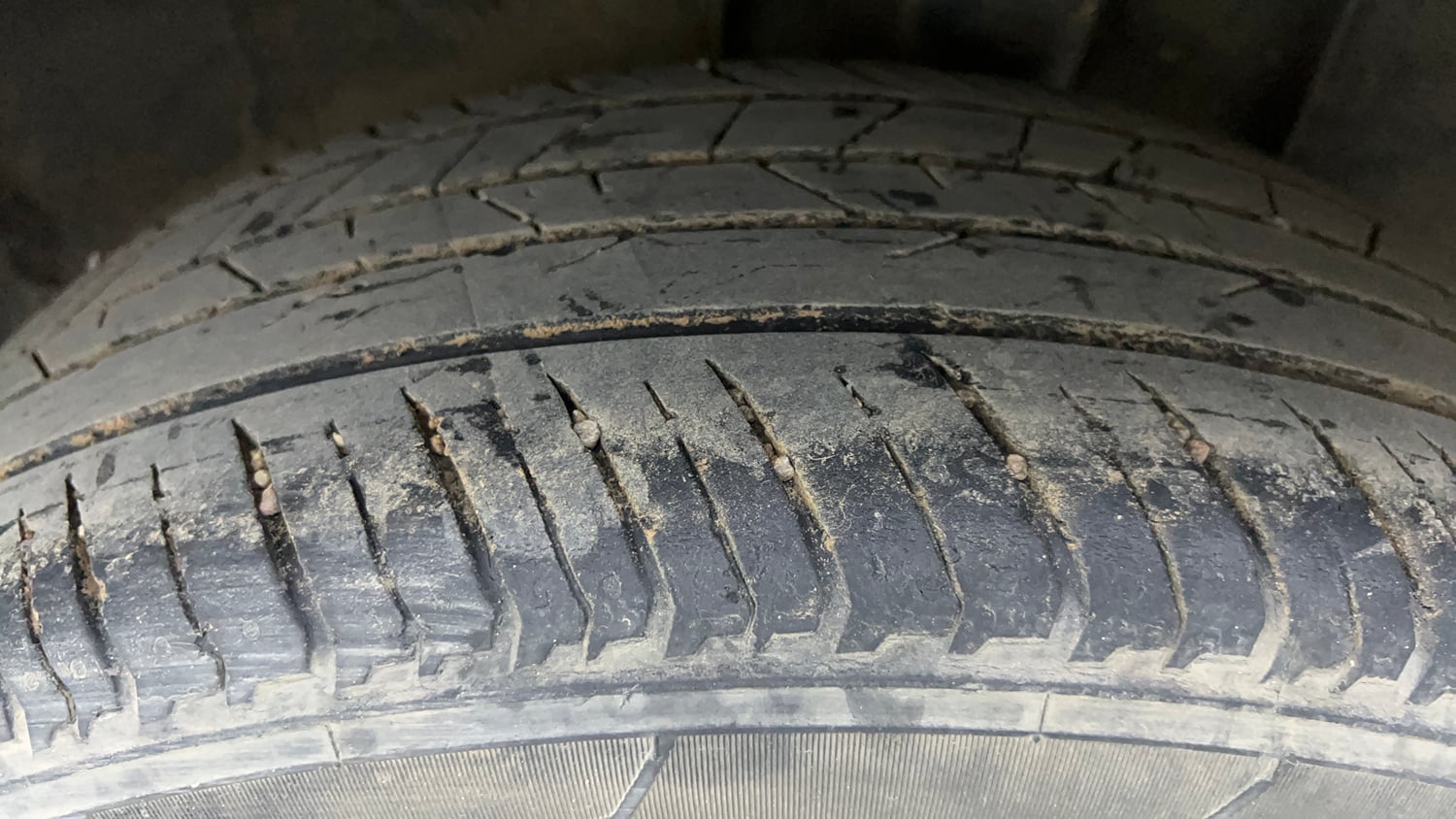 Used 2022 Nissan Magnite XV Petrol Manual tyres LEFT REAR TYRE TREAD VIEW