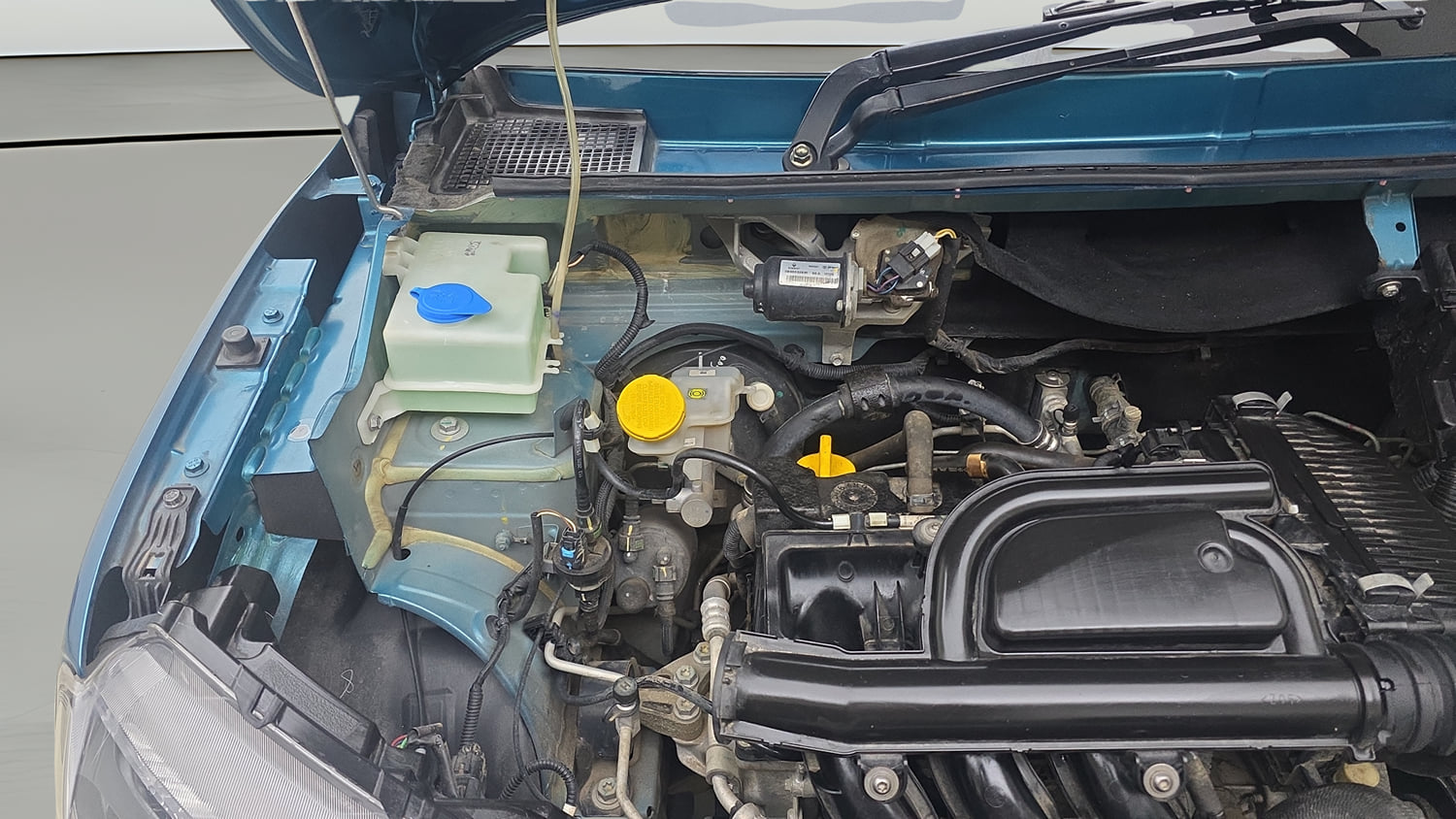 Used 2020 Renault Kwid Neotech RXL 1.0  AMT Petrol Automatic engine ENGINE RIGHT SIDE VIEW