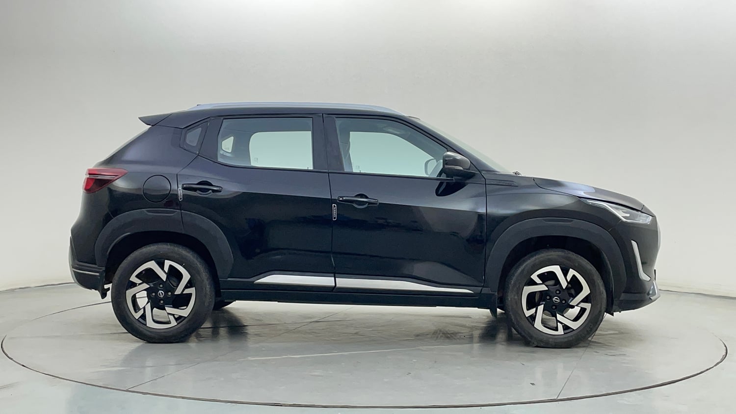Used 2022 Nissan Magnite XV Executive Petrol Manual exterior RIGHT SIDE VIEW