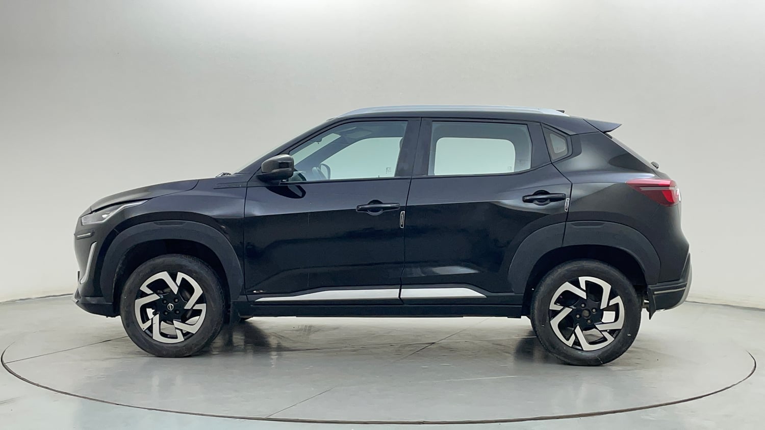 Used 2022 Nissan Magnite XV Executive Petrol Manual exterior LEFT SIDE VIEW
