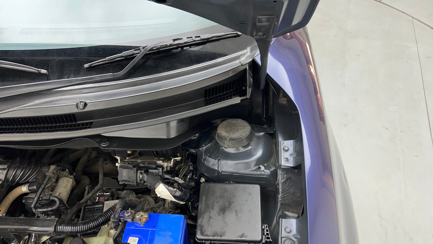 Used 2018 Maruti Suzuki Swift ZXi AMT Petrol Automatic engine ENGINE LEFT SIDE HINGE & APRON VIEW