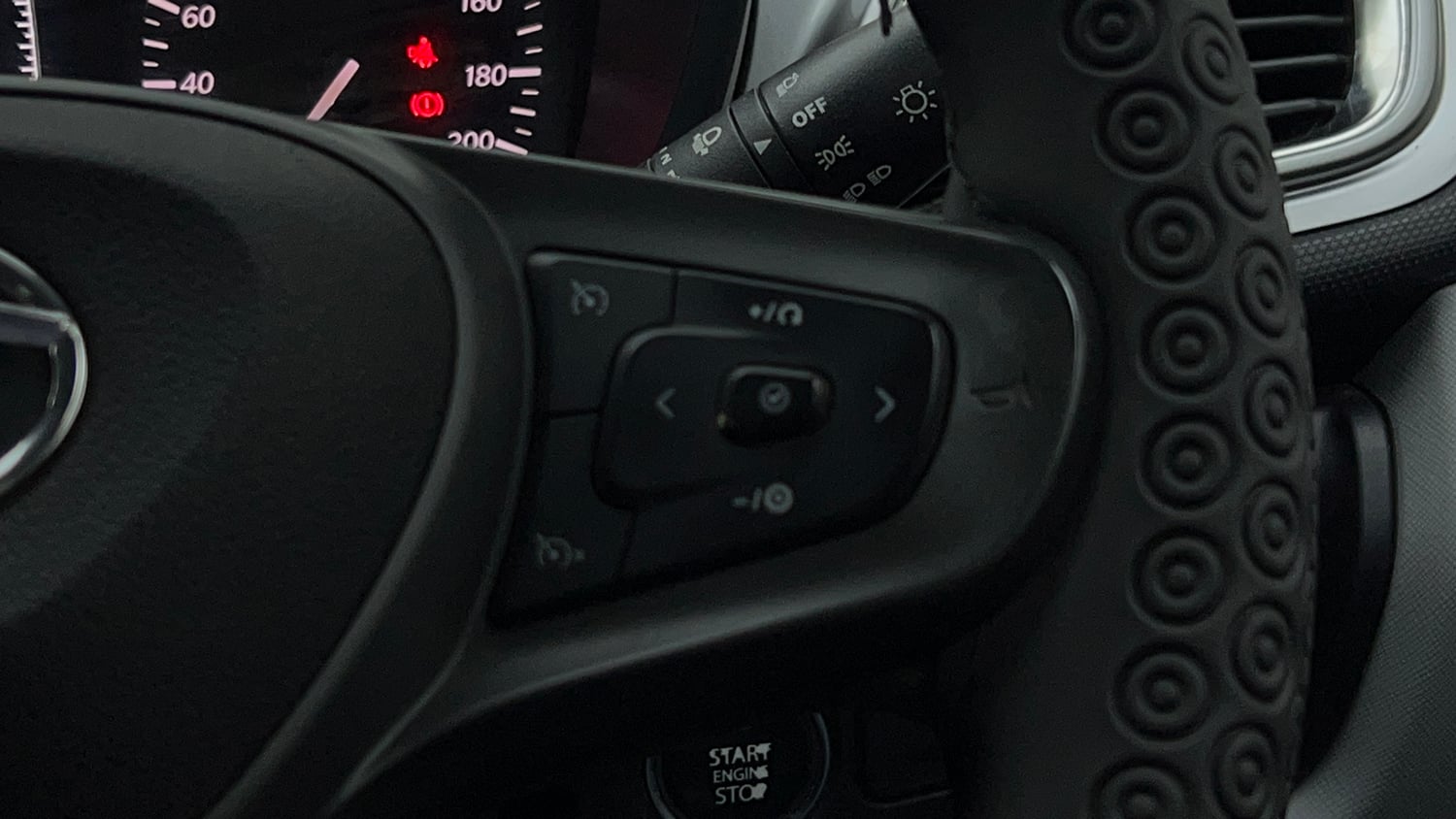 Used 2020 Tata Altroz XZ Petrol Petrol Manual top_features Cruise control