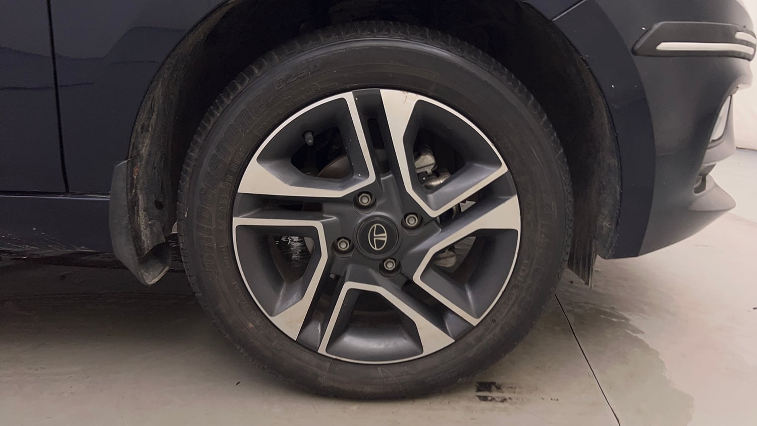 Used 2023 Tata Tiago XZA Plus Petrol Automatic tyres RIGHT FRONT TYRE RIM VIEW