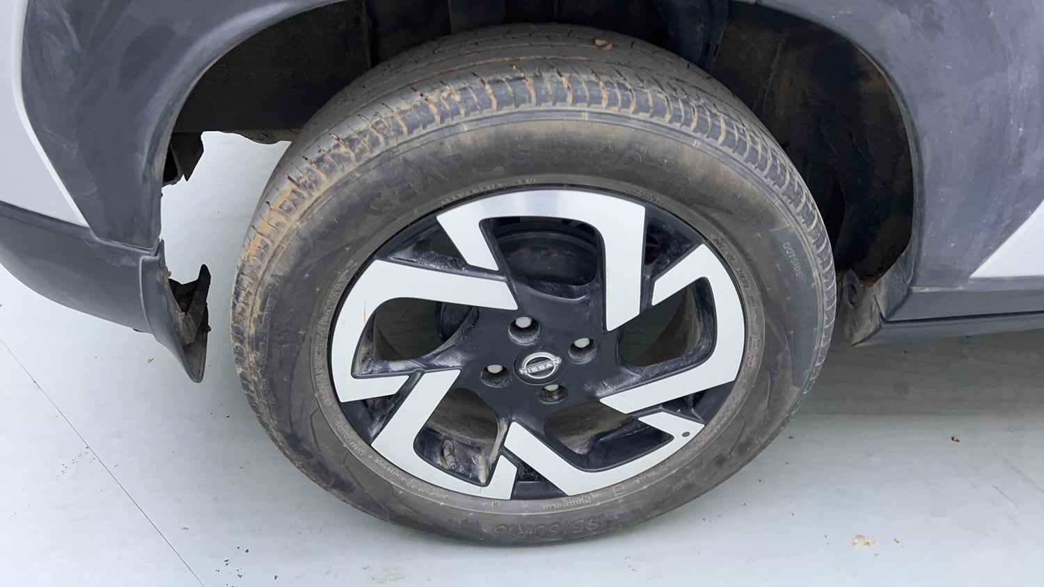 Used 2022 Nissan Magnite XV Petrol Manual tyres RIGHT REAR TYRE RIM VIEW