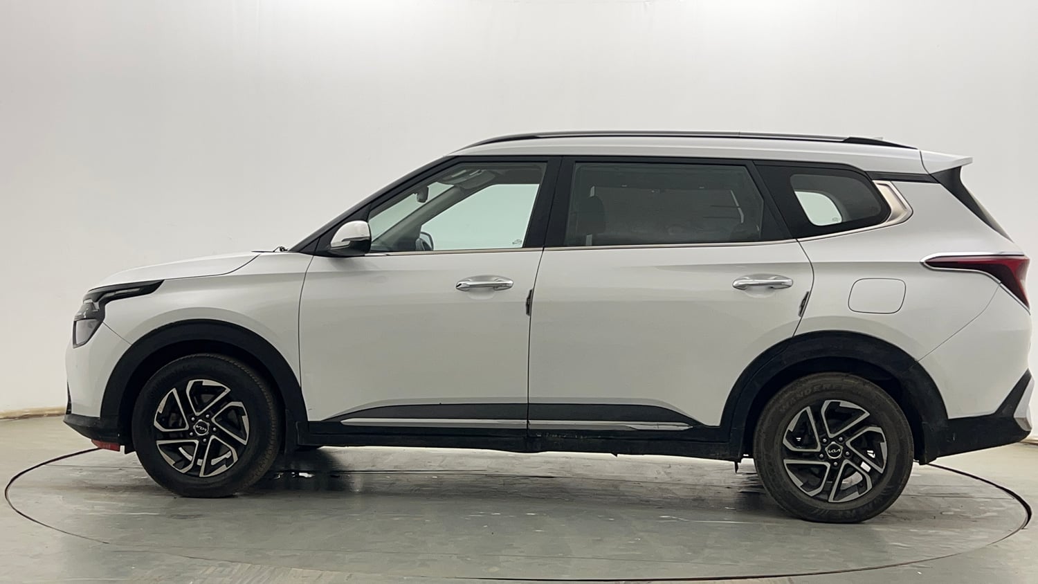 Used 2022 Kia Carens Luxury 1.4 Petrol 7 STR Petrol Manual exterior LEFT SIDE VIEW