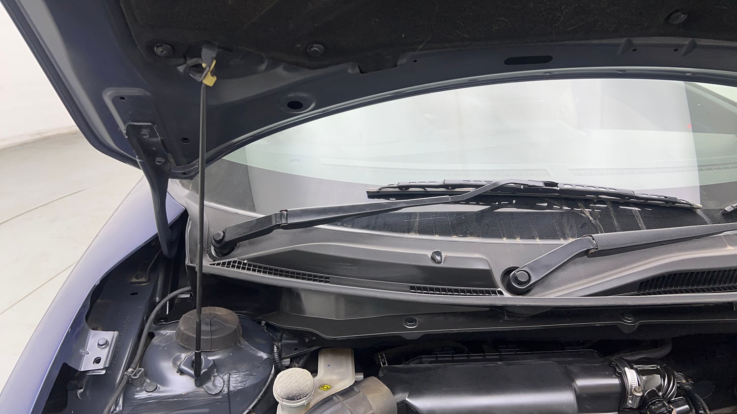 Used 2018 Maruti Suzuki Dzire VXi Petrol Manual engine ENGINE RIGHT SIDE HINGE & APRON VIEW