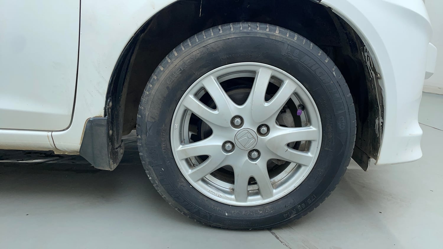 Used 2013 Honda Brio VX MT Petrol Manual tyres RIGHT FRONT TYRE RIM VIEW